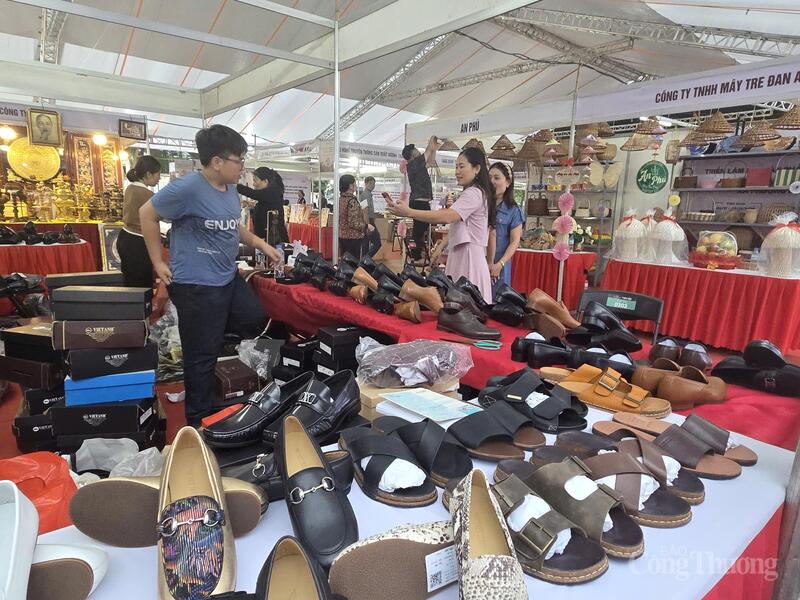 Nhiều quầy hàng tấp nập khách ra vào.