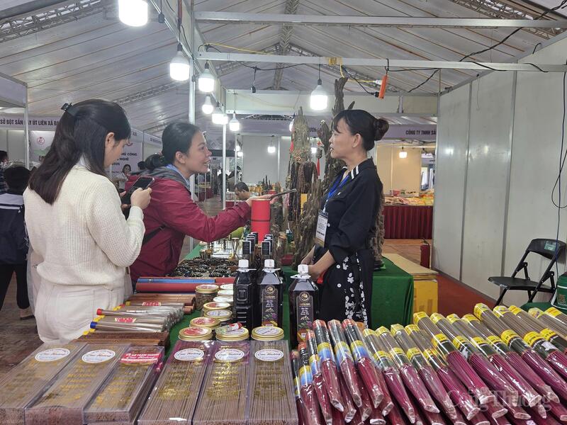 Khách hàng chọn mua sản phẩm hương trầm.