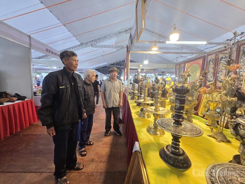 Đồ đồng thu hút nhiều khách hàng.