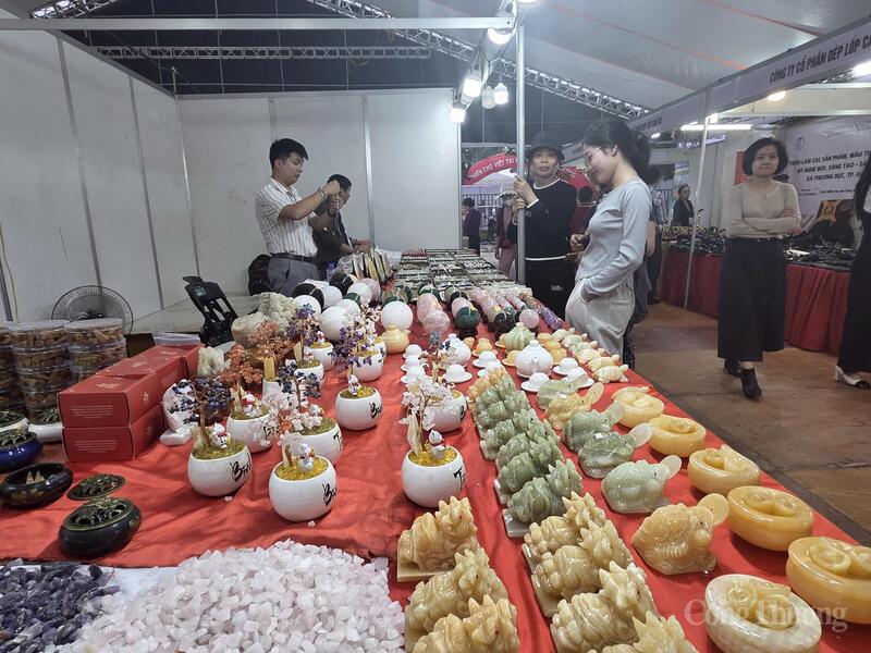 Nhiều mặt hàng hút khách tại triển lãm.