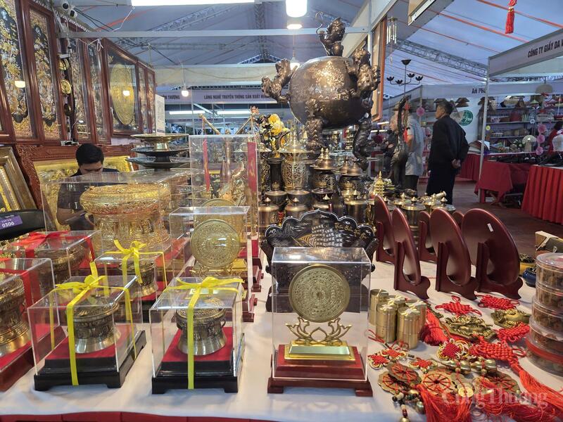 Đồ đồng cơ sở Văn Nhân tại triển lãm.