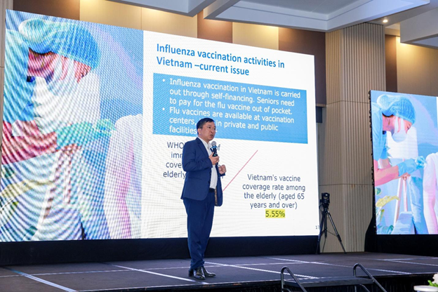 Phó Giáo sư, Tiến sĩ, Bác sĩ Phạm Quang Thái (Trưởng Văn phòng Tiêm chủng Mở rộng khu vực miền Bắc - Phó trưởng khoa Kiểm soát bệnh truyền nhiễm - Viện Vệ sinh dịch tễ Trung ương) tại hội thảo