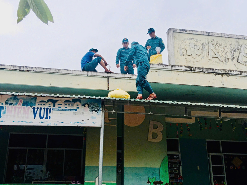 Lực lượng chức năng giúp người dân chèn chống nhà cửa đón bão. Ảnh: Tuệ Lâm