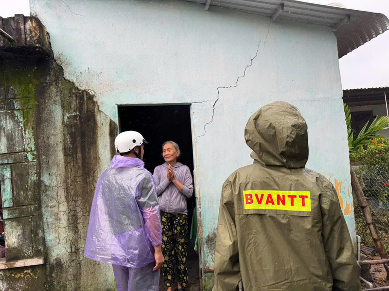 Những ngôi nhà không kiên cố đều được di tản đến nơi tránh trú. Ảnh: Tuệ Lâm