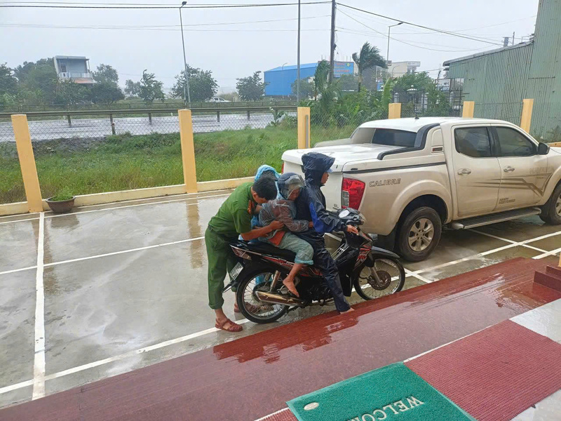 Sử dụng tất cả phương tiện để đưa người dân đến nơi an toàn. Ảnh: Tuệ Lâm