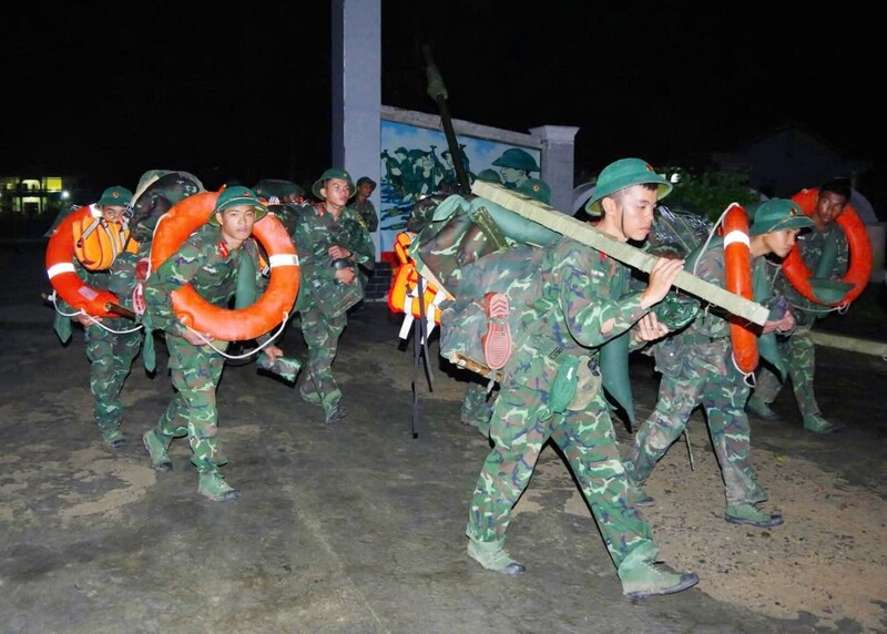 Cán bộ, chiến sĩ Sư đoàn 2 tiến về các xã, phường trên địa bàn tỉnh Gia Lai, tham gia phòng, chống và khắc phục hậu quả thiên tai.