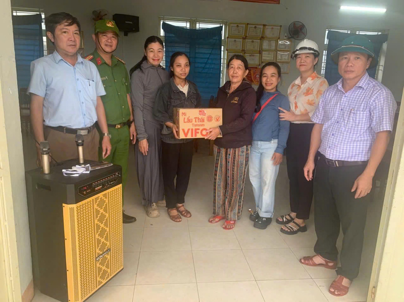 Đảm bảo nhu yếu phẩm cho bà con nơi tránh trú đến khi bão qua. Ảnh: Tuệ Lâm