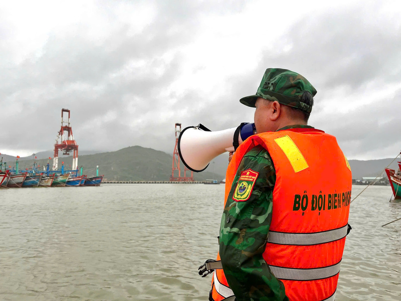 Bộ đội Biên phòng Gia Lai kêu gọi tàu thuyền và ngư dân vào bờ tránh trú bão.