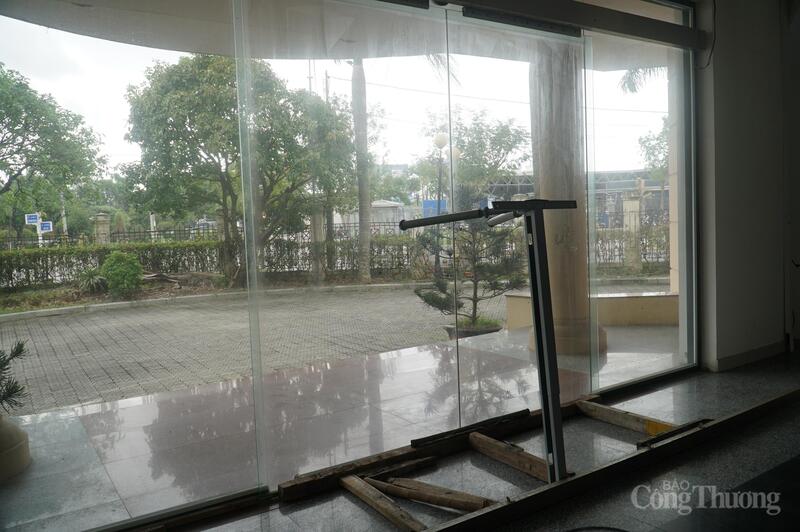 Chèn chống, gia cố cửa ở một cơ quan hành chính tại phường Hòa Cường