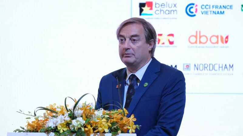 Ông Bruno Angelet, Chủ tịch EuroCham Việt Nam phát biểu tại buổi họp báo. Ảnh: Lê An