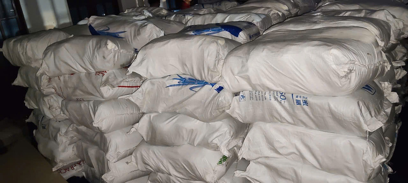 Tại xã miền núi A Vương, ông Briu Quân, Chủ tịch UBND xã cho biết, chủ động ứng phó với bão số 13, chiều 5/11, xã đã mua 10 tấn gạo, 1.000 thùng mì tôm và nhiều nhu yếu phẩm khác để hỗ trợ người dân các thôn. Ảnh: Xã A Vương