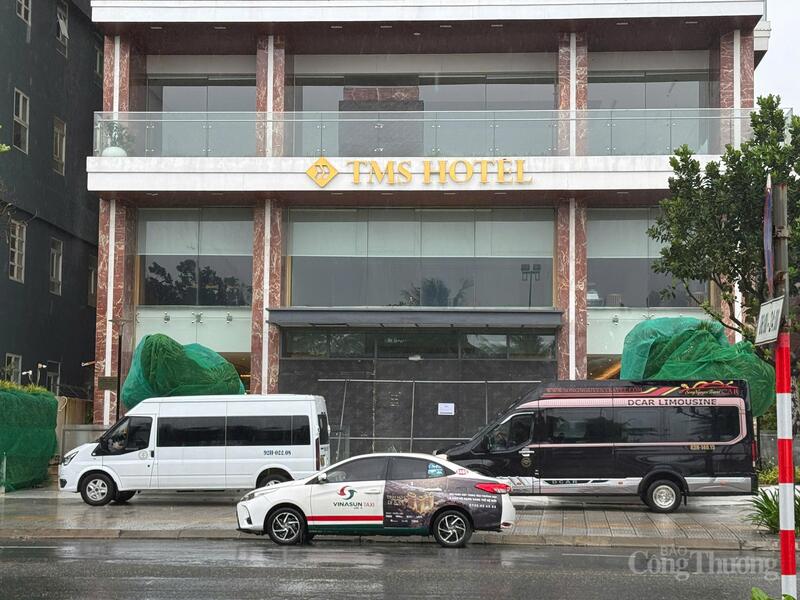 Tại khu vực trung tâm TP. Đà Nẵng, các nhà hàng, khách sạn ven biển đã chèn chống kĩ các cửa kính