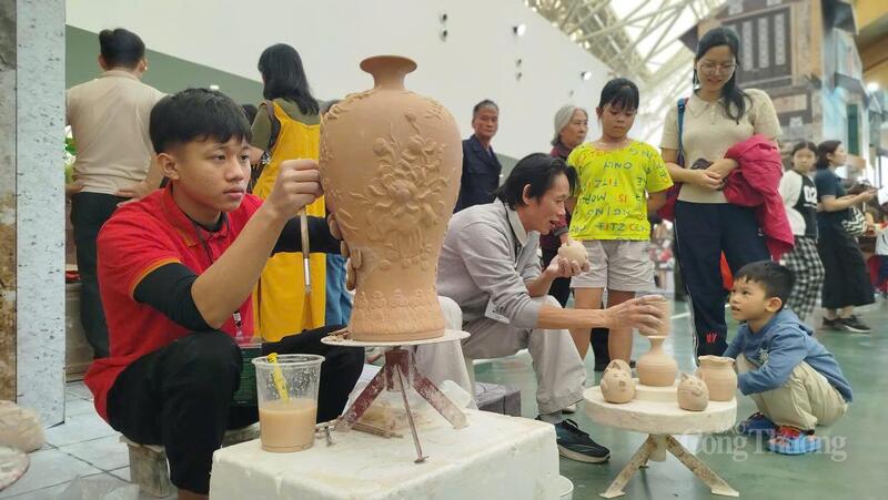 Sản phẩm gốm Bát Tràng được nhiều bạn trẻ thích thú. Ảnh: Hải Sơn