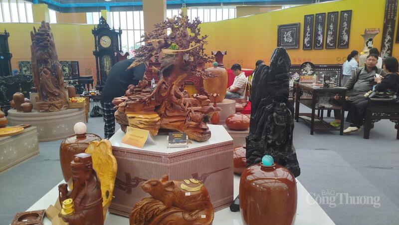 Các sản phẩm làng nghề truyền thống Hà Nội ngày càng được nâng cao. Ảnh: Hải Sơn