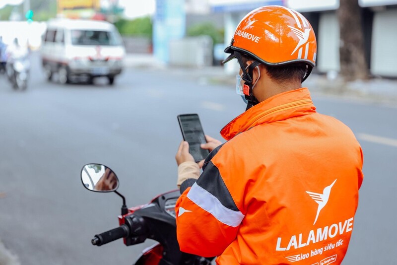 Nhiều tài xế xe công nghệ đang chủ động đổi sang xe máy điện để nhận hỗ trợ. Ảnh: Minh Khuê.