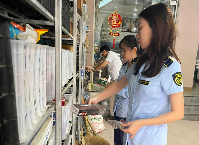 Đội Quản lý thị trường số 11 kiểm tra hai cơ sở kinh doanh thuộc địa bàn xã Kỳ Sơn và xã Lương Sơn, tỉnh Phú Thọ.