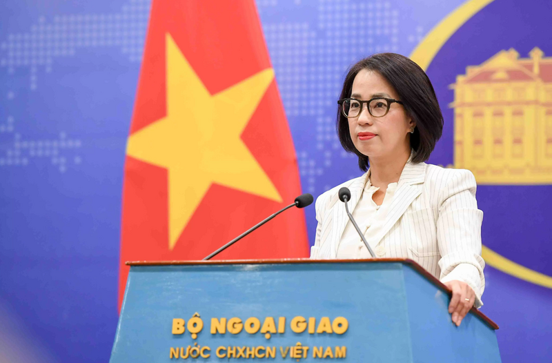 Người phát ngôn Bộ Ngoại giao Phạm Thu Hằng trả lời báo chí tại họp báo chiều 6/11. Ảnh: Nguyễn Hồng