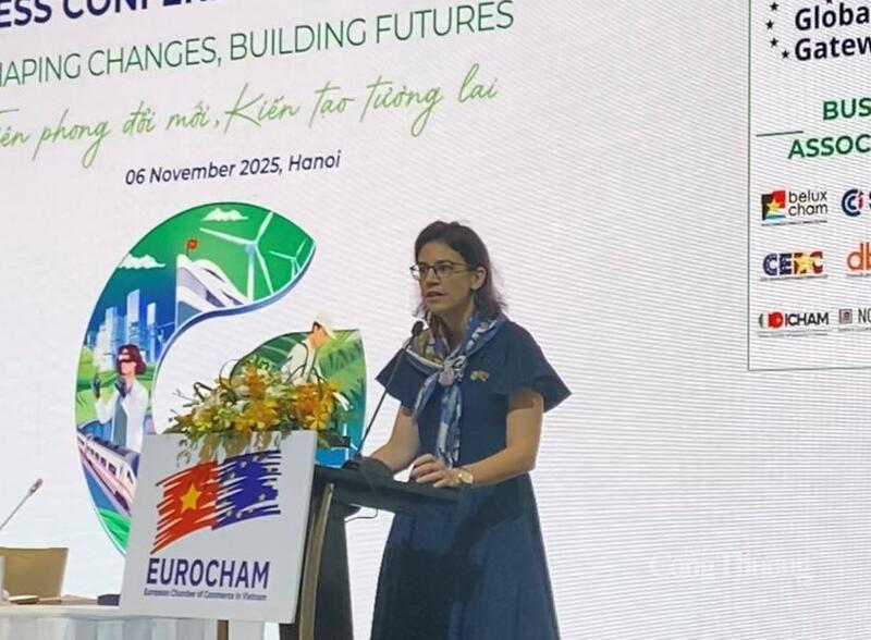 Bà Pauline Dutertre, Giám đốc Marketing & Truyền thông kiêm Trưởng dự án GEF - EuroCham Việt Nam phát biểu tại buổi họp báo