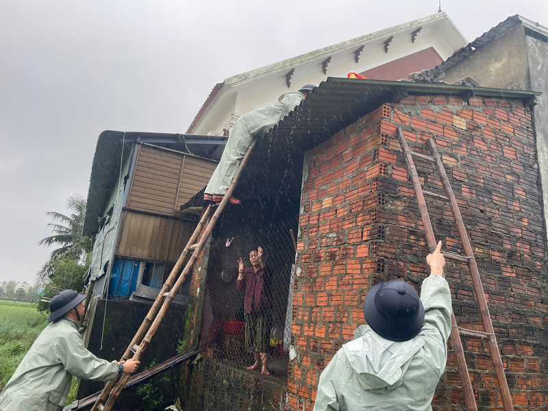 Tương tự, tại xã Núi Thành, lực lượng chức năng xã khẩn trương hỗ trợ người dân chằng chống nhà cửa. Ảnh: Bình An
