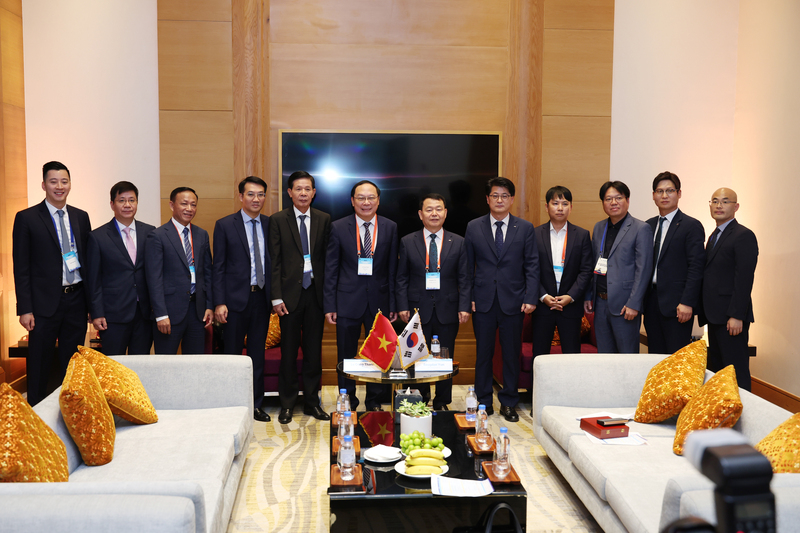 Thứ trưởng Bộ Nông Nghiệp và Môi trường Việt Nam Lê Công Thành (thứ sáu từ trái qua) gặp ông Yoon Seok-dae – Tổng giám đốc K-water (thứ 7 từ trái qua) trao đổi hợp tác trong lĩnh nước tại Hà Nội.