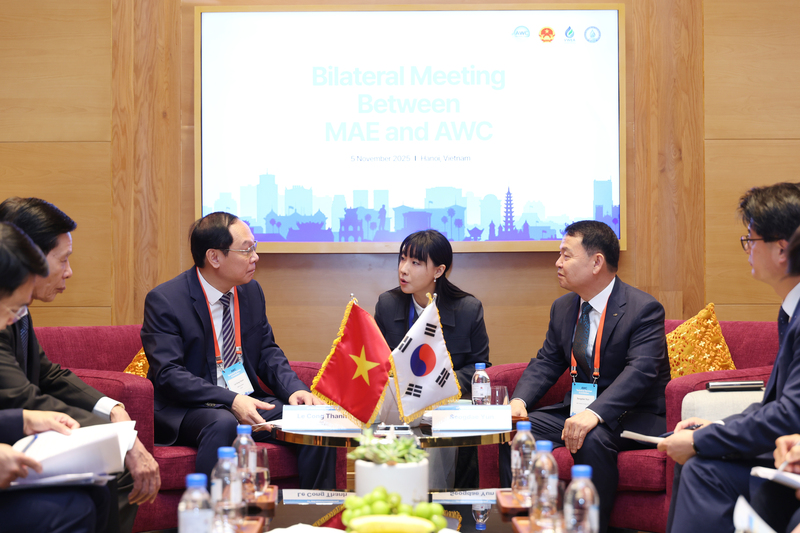 Trao đổi hợp tác lĩnh vực nước giữa Thứ trưởng Bộ Môi trường và Nông Nghiệp Việt Nam và Tổng giám đốc K-water tại Hội đồng AWC lần thứ 23.