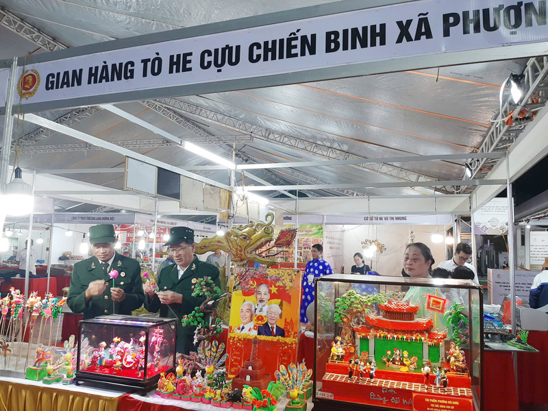 Gian hàng tò he của cựu chiến binh xã Phượng Dực. Ảnh: N.H.