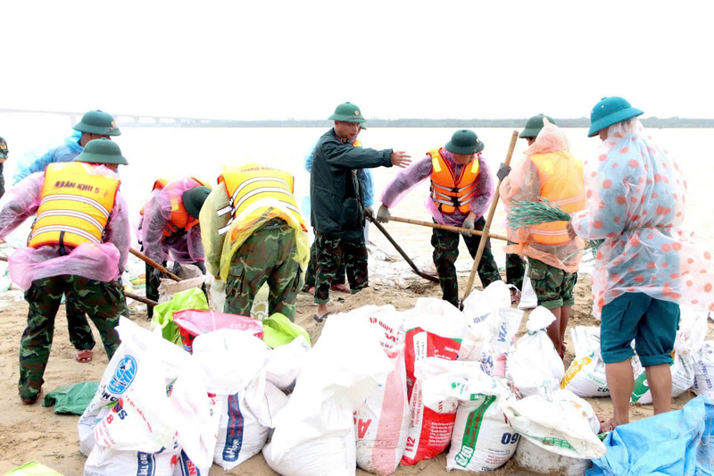 Cán bộ, chiến sĩ sư đoàn 315 gia cố các điểm sạt lở hạ lưu sông Thu Bồn. Ảnh: Bình An