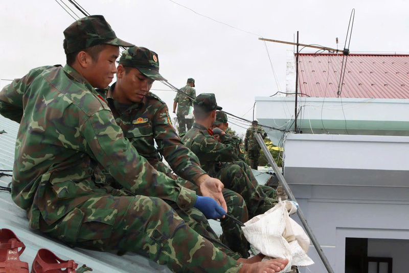 340 cán bộ chiến sĩ sư đoàn 315 tỏa đi các địa phương hạ lưu sông Thu Bồn để giúp người dân chèn chống, gia cố nhà cửa. Ảnh: Bình An