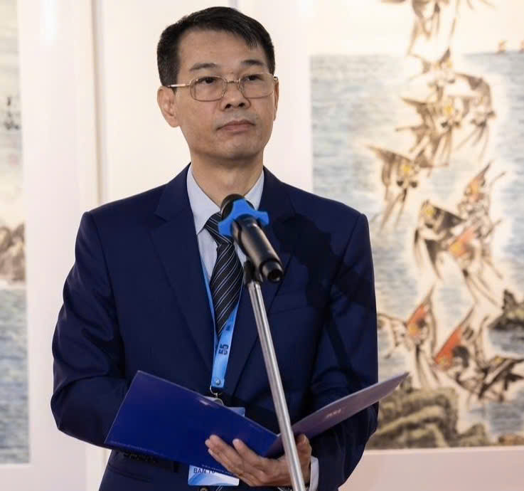 PGS.TS. Lê Vinh Hưng, Phó Bí thư Đảng uỷ, Hiệu trưởng Trường ĐHSP Nghệ thuật TW, đại diện BTC, đại diện đơn vị chủ trì tổ chức Triển lãm Mỹ thuật Quốc tế 2025 phát biểu tại buổi lễ