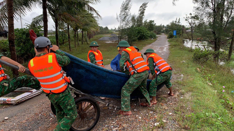 Đồn Biên phòng Tam Thanh hỗ trợ di chuyển tài sản của người dân đến nơi an toàn. Ảnh: Xã Tam Xuân