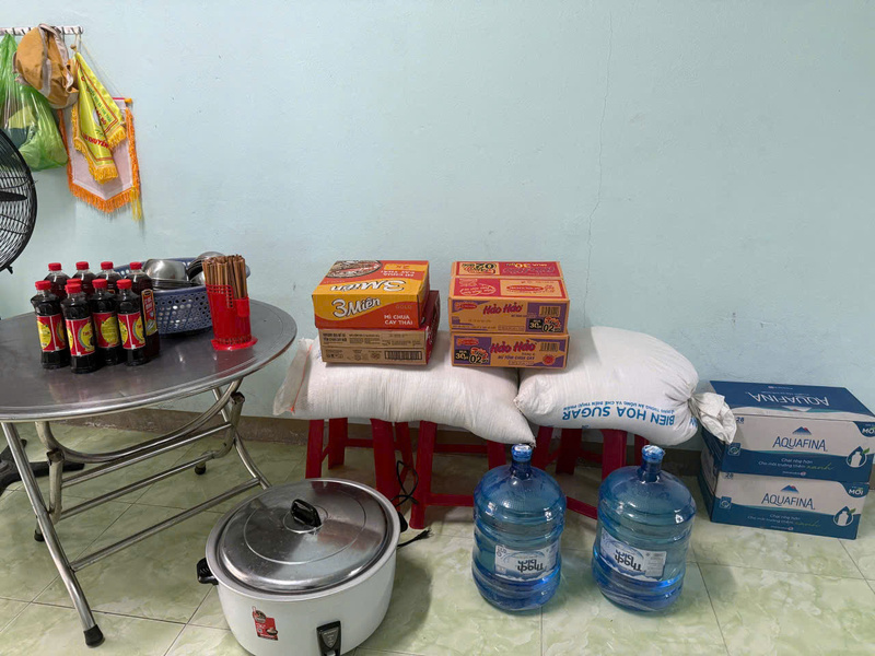Tại các điểm sơ tán đều đã chuẩn bị đầy đủ nhu yếu phẩm như lương thực, nước uống, mì tôm, áo mưa, thuốc men…. Ảnh: Xã Tam Xuân
