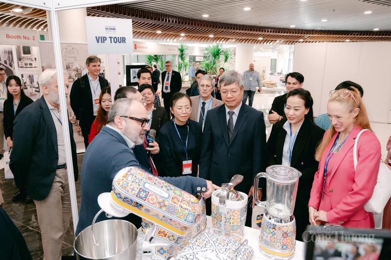 Các đại biểu tham quan các gian hàng tại triển lãm Italian Expo.