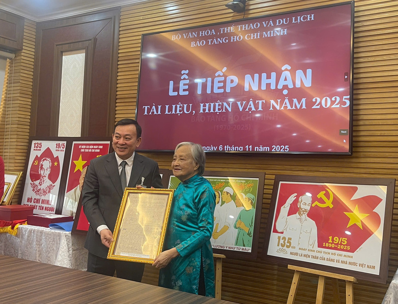 Lễ tiếp nhận tài liệu, hiện vật năm 2025 của Bảo tàng Hồ Chí Minh. Ảnh: Hương Sen