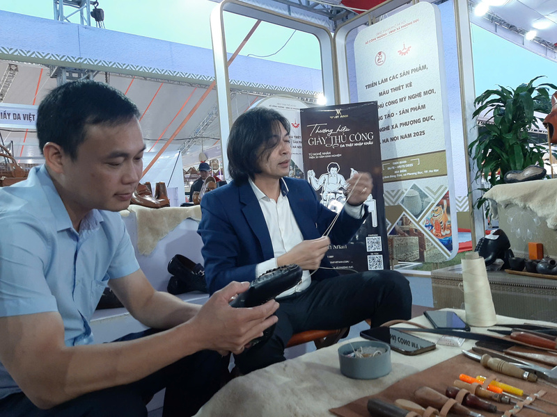 Nghệ nhân Nguyễn Thanh Nhàn - người đã dành cả tuổi trẻ gắn bó với nghề đóng giày và giữ vững lửa nghề suốt hơn ba thập kỷ, trình diễn làm giày thủ công trong khuôn khổ triển lãm. Ảnh: N.H.