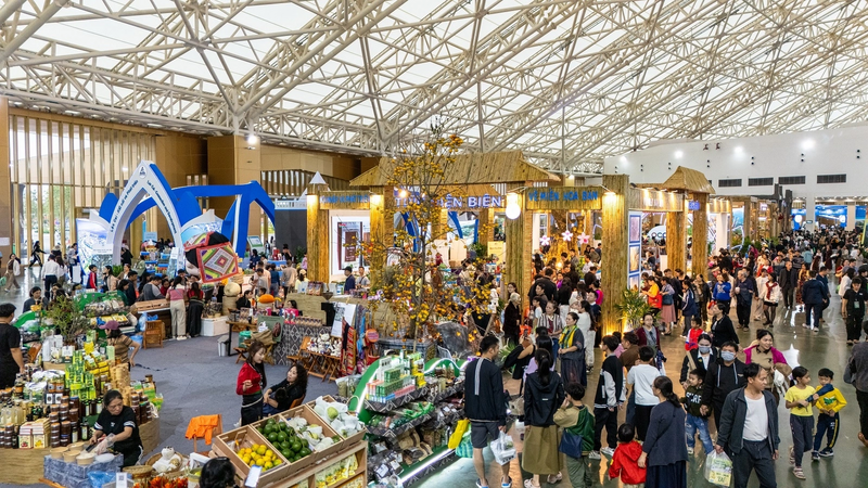 A primeira Feira de Outono de 2025 atrai uma média de 100.000 visitantes por dia, que vêm para conhecer, fazer compras e aproveitar as atrações. Foto: Nam Nguyen