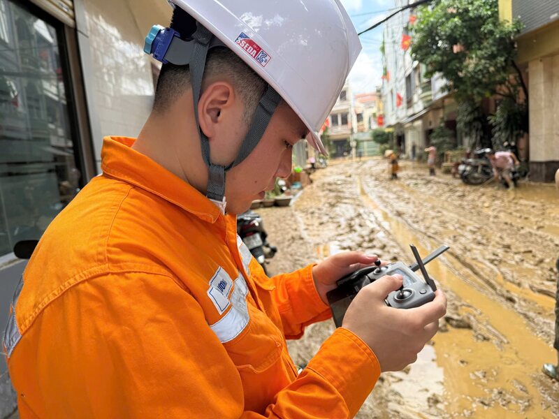 Công nhân điện lực vận hành drone khắc phục thiên tai