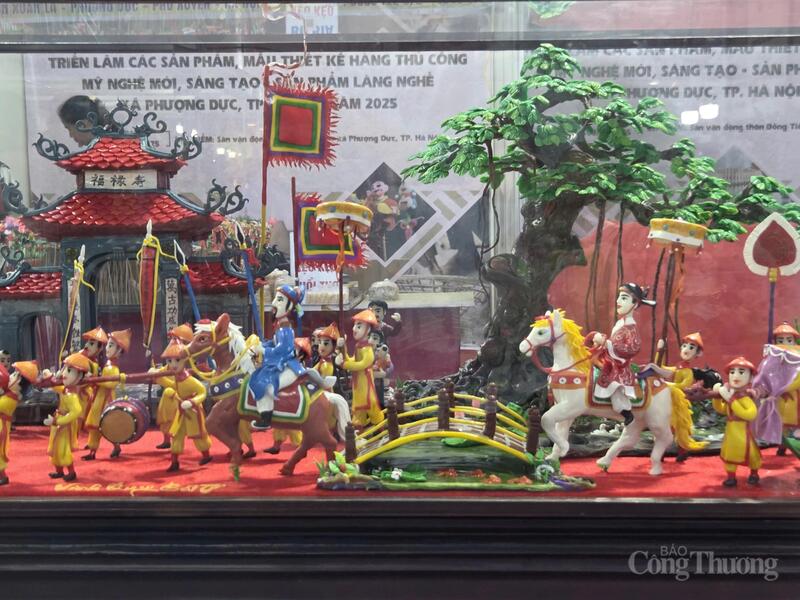 Tác phẩm vinh quy bái tổ tại triển lãm.