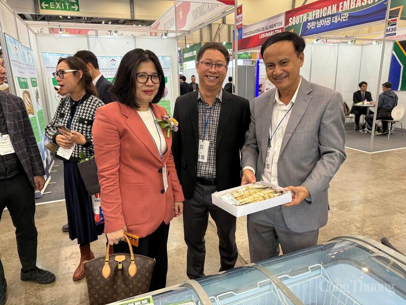 Bà Đoàn Phương Lan, Tổng Lãnh sự Việt Nam tại Busan đến tham quan gian hàng trưng bày sản phẩm của tỉnh Cà Mau.