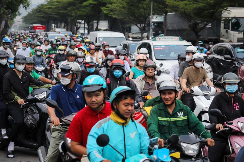 Xe gắn máy được xem như là hơi thở của đời sống đô thị Việt Nam. Ảnh minh họa