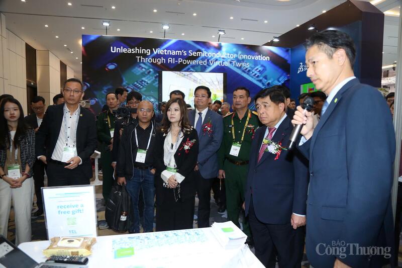 معاون نخست وزیر نگوین چی دونگ از غرفه های نمایشگاه بازدید می کند. عکس: مین تری.