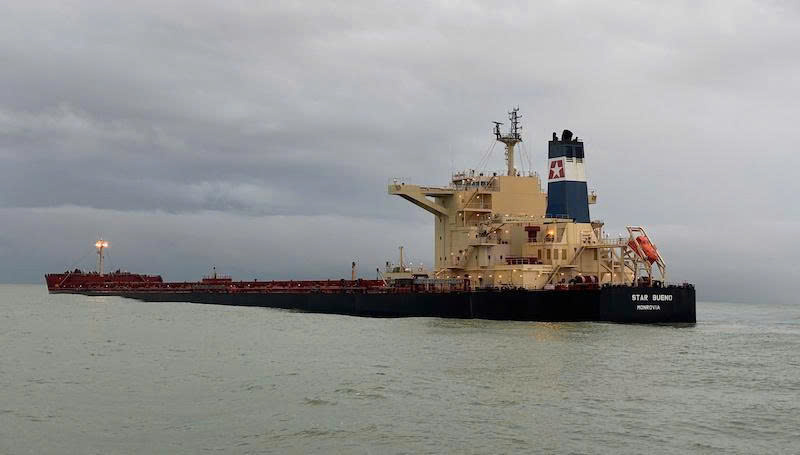 Tàu Star Bueno mang quốc tịch Liberia, chở hơn 174 nghìn tấn quặng sắt từ Nam Phi đến vùng nước cảng biển Dung Quất bị trôi dạt, mắc cạn từ chiều 26/10. Ảnh: T.Lâm.