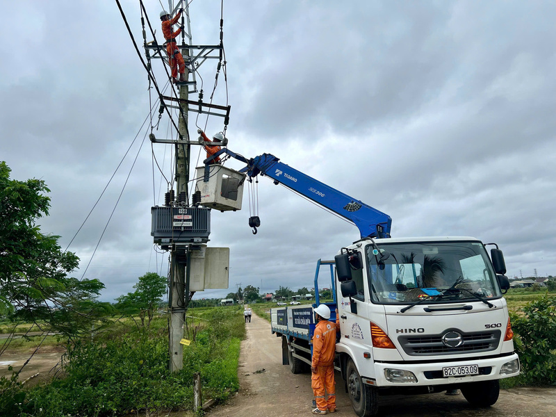 Hơn 555.000 khách hàng tại miền Trung - Tây Nguyên bị mất điện do bão số 13 đã được khôi phục cấp điện trở lại. Ảnh: Bình An