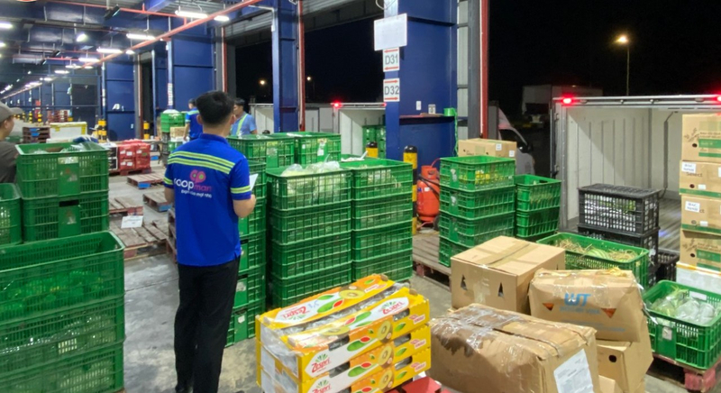 Trong mỗi đợt bão lũ, kho vệ tinh tăng năng suất hoạt động 24/24 kịp thời vận chuyển hàng cho bà con