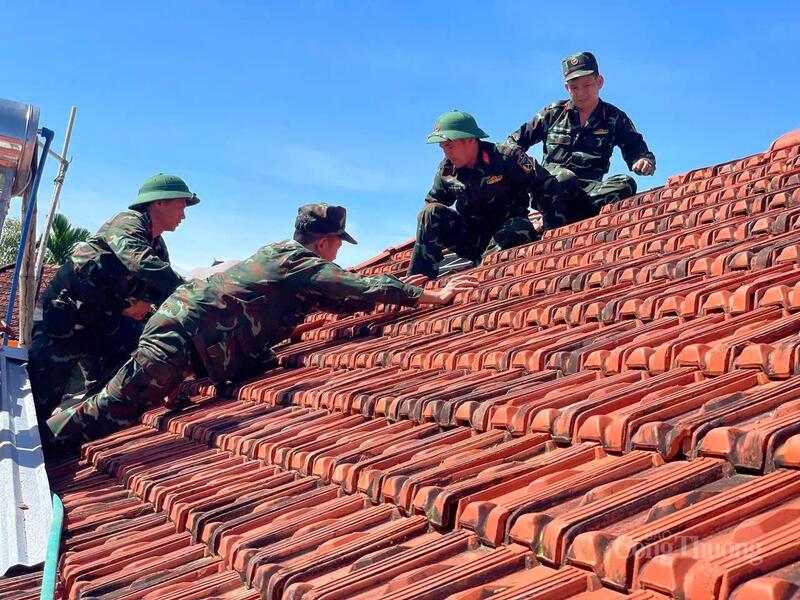 Hiện tại, các lực lượng đang cố gắng để giúp người dân xã Long Phụng khác phục thiệt hại sau bão