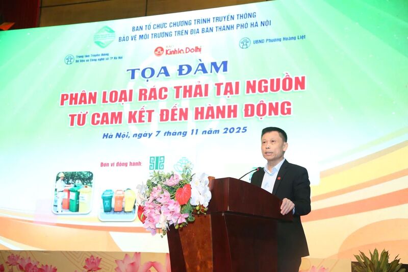 GS.TS Nguyễn Thành Lợi – Tổng Biên tập Báo Kinh tế & Đô thị phát biểu tại tọa đàm “Phân loại rác thải tại nguồn: Từ cam kết đến hành động”. Ảnh: Phạm Hùng