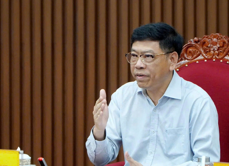 Thứ trưởng Bộ Xây dựng Nguyễn Xuân Sang yêu cầu chủ tàu phải bơm dầu ra khỏi tàu Star Bueno ngay từ hôm nay và kiểm tra an toàn kỹ thuật của tàu trước khi di chuyển đến vùng biển khác. Ảnh: T.Lâm.