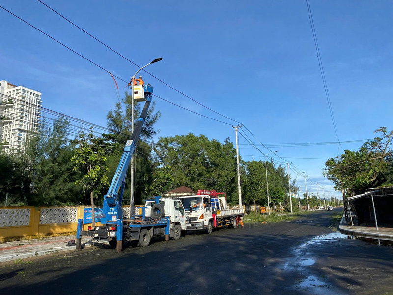 Ngay trong sáng 7/11, EVNCPC đã họp khẩn tập trung lực lượng khắc phục thiệt hại do bão số 13 gây ra. Ảnh: Bình An