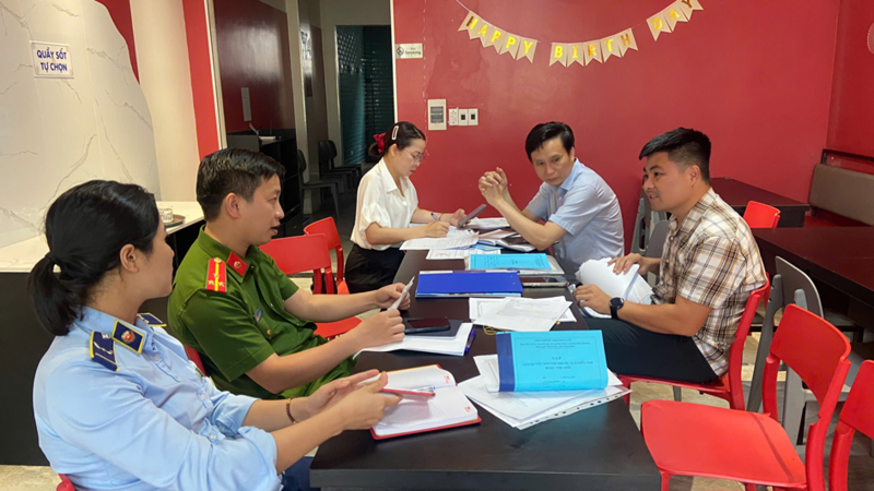 Phường Hạc Thành tăng cường kiểm tra, giám sát các cơ sở kinh doanh dịch vụ ăn uống cũng như giám sát chặt chẽ các hoạt động quảng cáo, tổ chức hội thảo trên địa bàn. Ảnh: hacthanh.thanhhoa.gov.vn