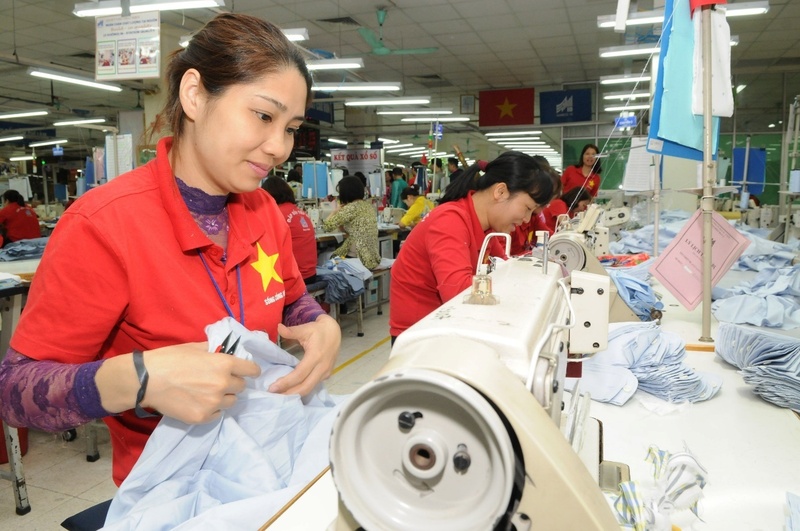 Cần có chương trình hành động với những chính sách phù hợp, để khuyến khích các doanh nghiệp dệt may, da giày chuyển đổi xanh. Ảnh: CVD