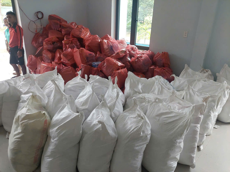 Sáng 6/11, xã A Vương chủ động mua 10 tấn gạo cùng nhiều nhu yếu phẩm để cấp phát cho các thôn trước bão số 13